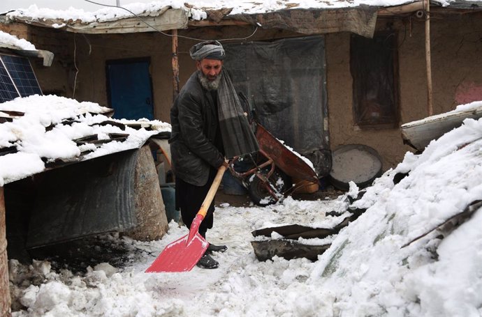 Un hombre limpia la nieve en Kabul, capital of Afghanistan.