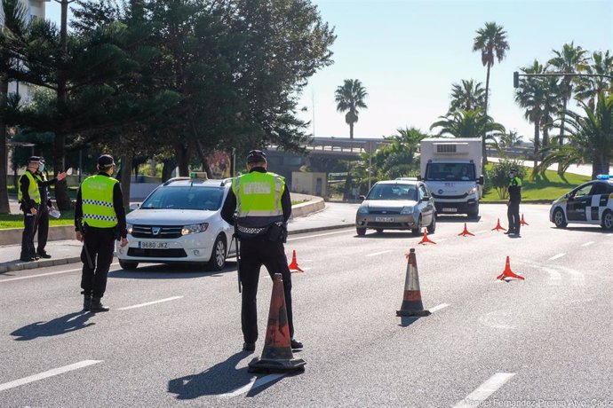 Agentes de la Policía Local de Cádiz en un control de entrada y salida de la ciudad