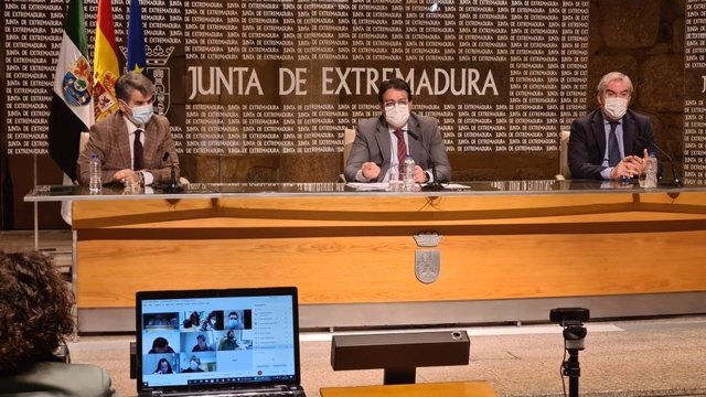 El consejero de Sanidad, José María Vergeles, en rueda de prensa para informar sobre situación de las listas de espera sanitarias en la región, acompañado de otros responsables autonómicos de dicha temática