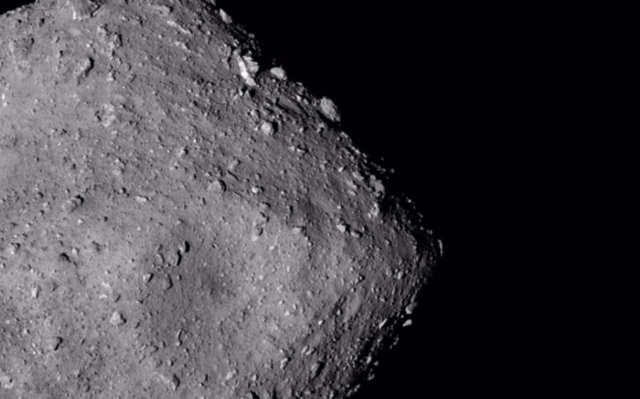 La nave espacial japonesa Hayabusa2 tomó fotografías del asteroide Ryugu mientras volaba junto a él hace dos años.