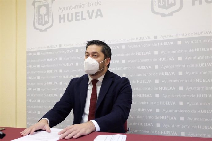 El portavoz del equipo de Gobierno del Ayuntamiento de Huelva, Francisco Baluffo, en rueda de prensa telemática.