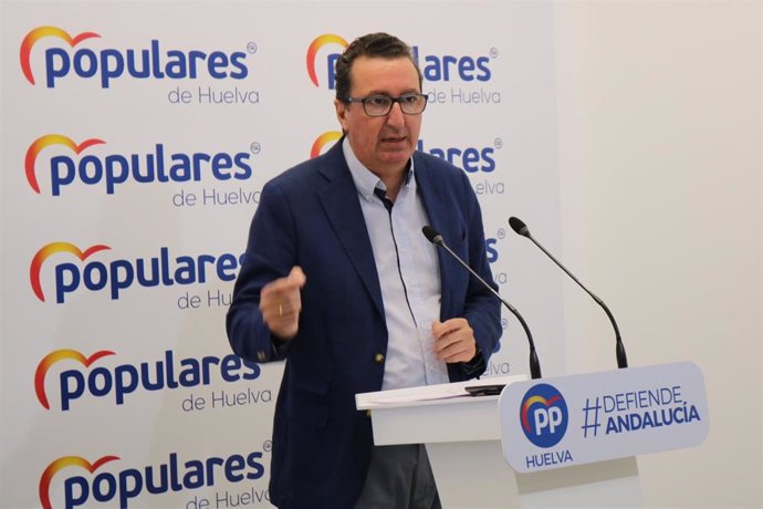 El presidente provincial del PP de Huelva, Manuel Andrés González, en rueda de prensa.