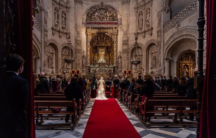 Una boda en el interior de la Catedral , en el primer día del puente de la constitución, donde debido a las restricciones impuesta por la Junta de Andalucía debido a la  pandemia del Covid-19, la ciudad se ha quedado sin turistas. Sevilla a 05 de diciem