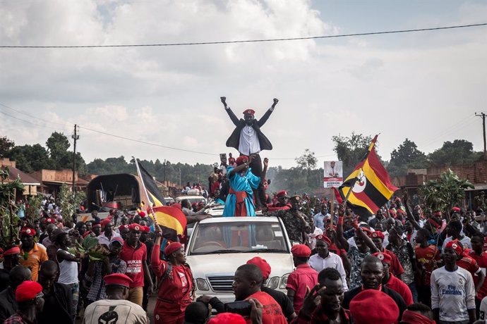 El líder opositor ugandés Robert Kyagulanyi, también conocido como 'Bobi Wine', junto a sus seguidores.