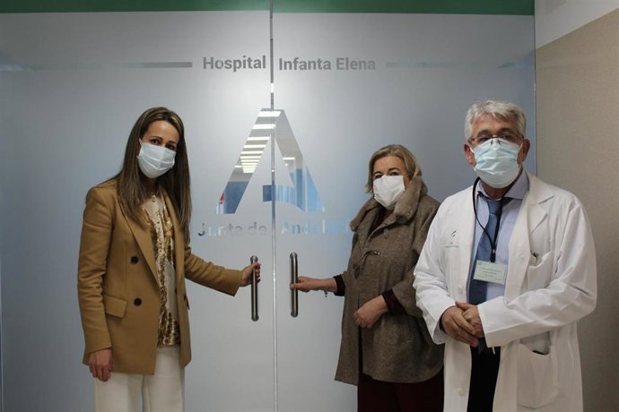 La delegada de la Junta en Huelva, Bella Verano, y la delegada territorial de Salud y Familias, Manuela Caro, en su visita a las obras realizadas en el Hospital Infanta Elena.