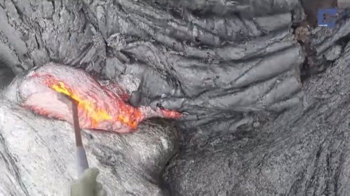 Así es como un geólogo toma muestras de lava fundida a 1.140 grados centígrados en el volcán Kilauea de Hawái