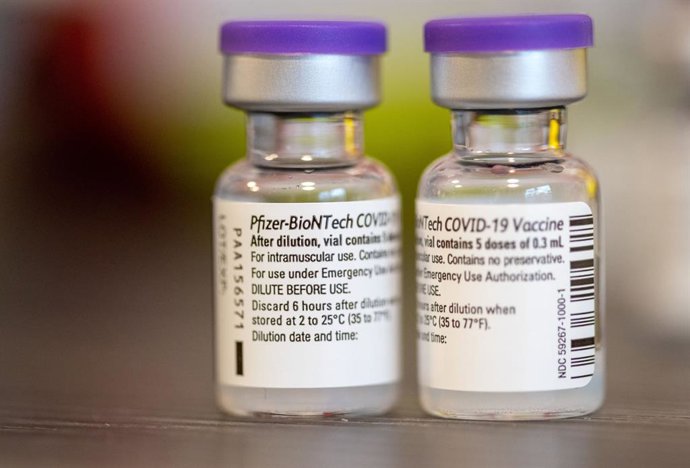 27 December 2020, Mecklenburg-Western Pomerania, Schwerin: A general view of two Biontech/Pfizer COVID-19 vaccine vials at the Schwerin senior citizens' retirement home, where the first doses of the vaccine have been administered. Photo: Jens Büttner/dp