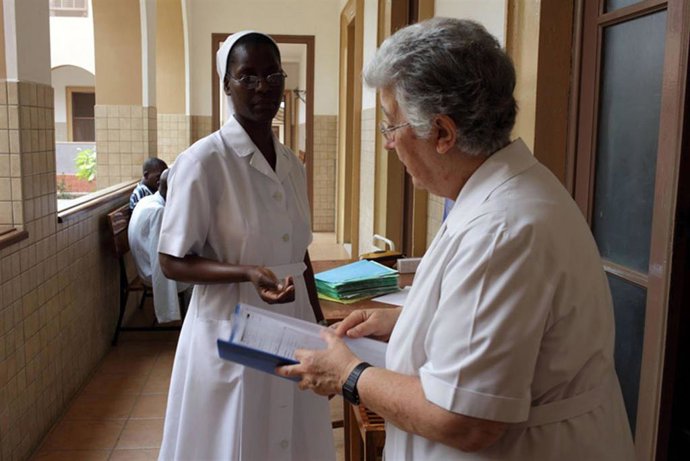La misionera en su centro en Mozambique