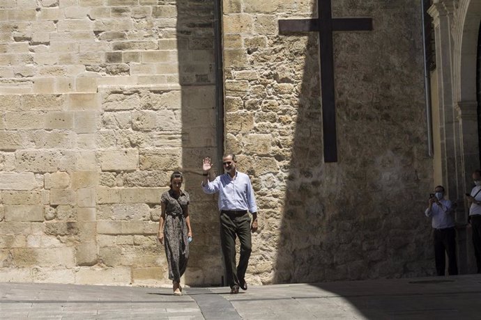 Los Reyes, don Felipe y doña Letizia, durante una visita a Cuenca.