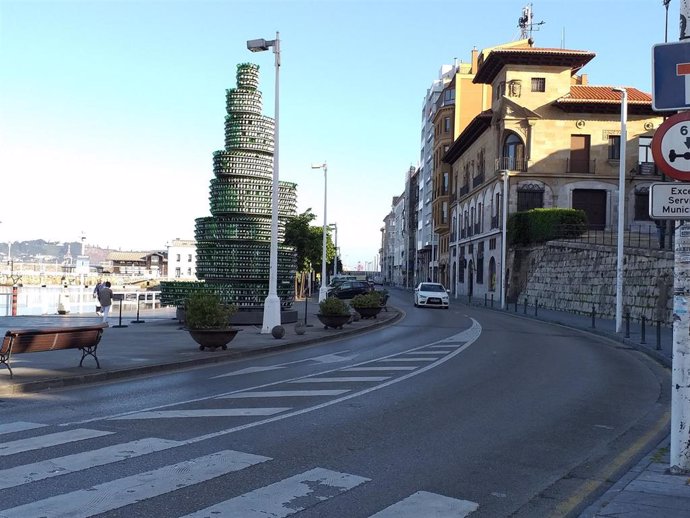 Calle Claudio Alvargonzález, en el Puerto Deportivo de Gijón