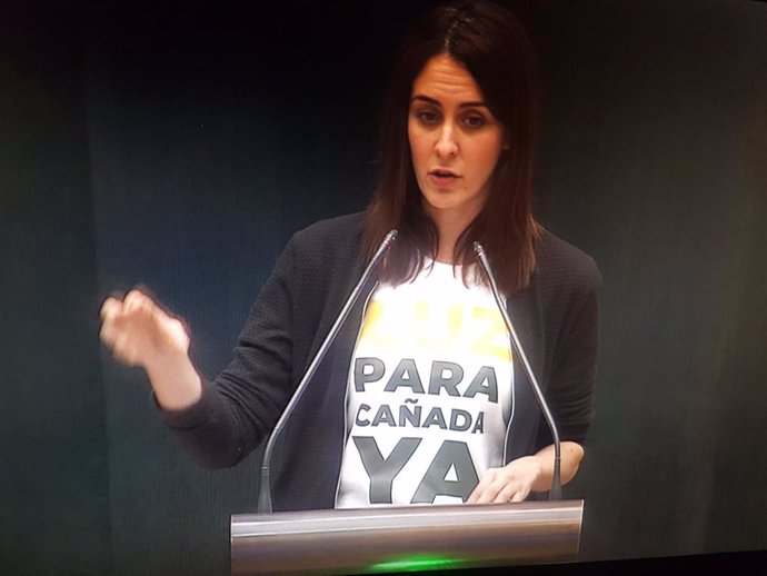 Rita Maestre luce una camiseta reclamando luz para la Cañada Real en el Pleno del Ayuntamiento de Madrid