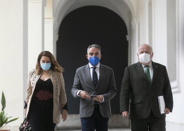 (I-D) La consejera de Agricultura, Ganadería, Pesca y Desarrollo Sostenible, Carmen Crespo; el consejero de la Presidencia, Administración Pública e Interior, Elías Bendodo; y el consejero de Salud y Familias, Jesús Aguirre; llegan a la rueda de prensa po