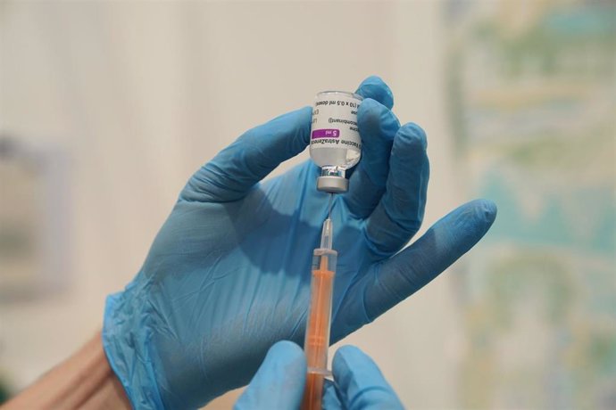 26 January 2021, United Kingdom, Sunderland: A member of staff prepares a dose of the Oxford/Astrazeneca coronavirus vaccine at a coronavirus vaccination clinic at the NHS Nightingale Hospital.