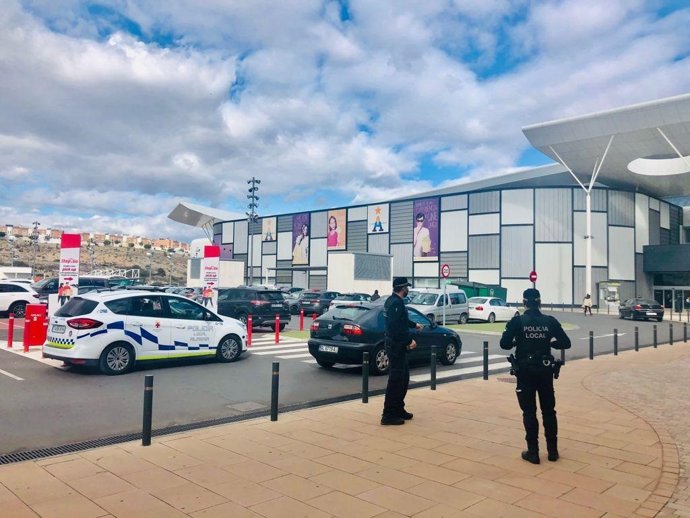 Una patrulla de la Policía Local en un centro comercial
