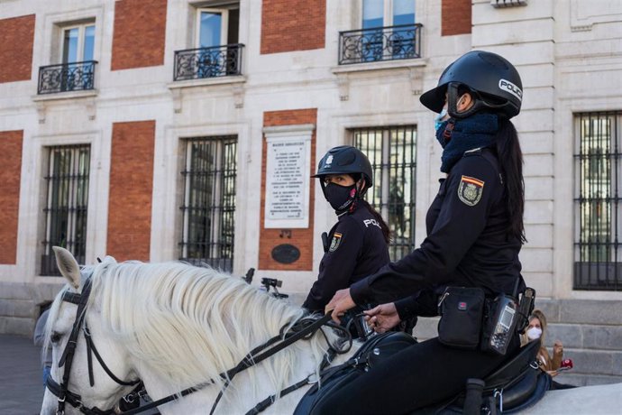 Dos agentes de Policía Nacional a caballo vigilan las inmediaciones de la Puerta del Sol, en Madrid (España), a 9 de octubre de 2020. El Ministerio del Interior ha comenzado a desplegar un amplio operativo de controles policiales en Madrid y el resto de