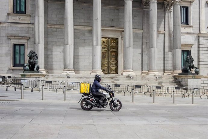 Un repartidor de la empresa Glovo realiza un trayecto por el centro de la capital