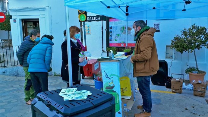 Entrega de compost en Zahara dentro del programa de Economía Circular en la Sierra de Cádiz