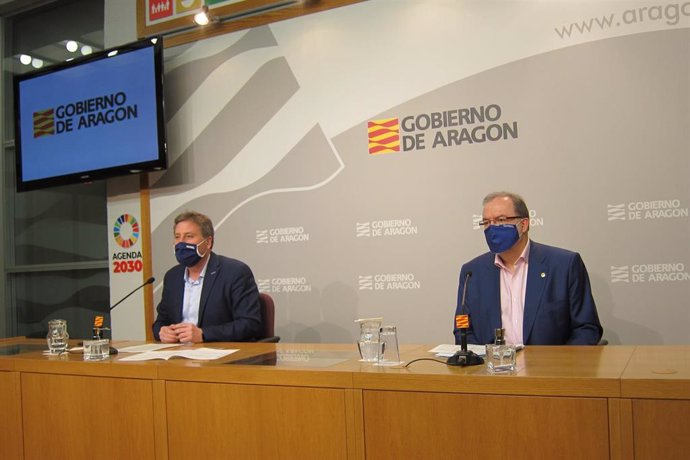 El consejero de Vertebración del Territorio, Movilidad y Vivienda del Gobierno de Aragón, José Luis Soro, en rueda de prensa junto con el director general de Carreteras, Bizén Fuster.