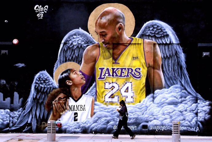 Mural en recuerdo de Kobe Bryant y su hija en Los Ángeles