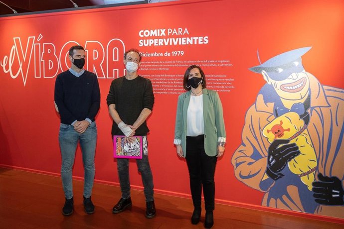 La vicealcaldesa de Zaragoza, Sara Fernández, y el consejero municipal de Participación y Relación con los Ciudadanos, Javier Rodrigo, han presentado este martes la muestra sobre los  40 años de la revista El Vibora