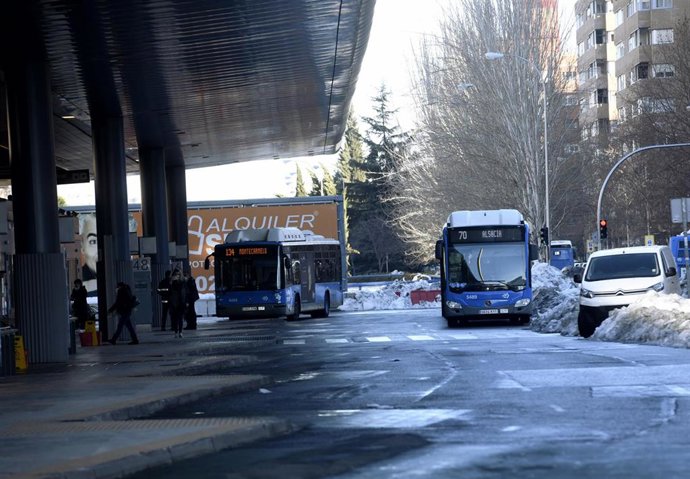 Dos autobuses en Madrid (España), a 18 de enero de 2021