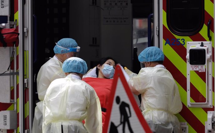 Una paciente es trasladada a un hospital tras contagiarse de COVID-19 en Hong Kong.