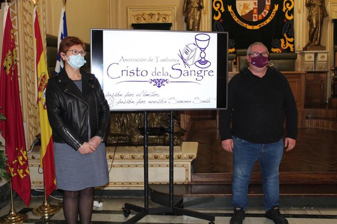 La alcaldesa de Jumilla, Juana Guardiola, y el presidente de la Asociación de Tambores Cristo de la Sangre de Jumilla, Francisco Guardiola, durante el anuncio de la suspensión