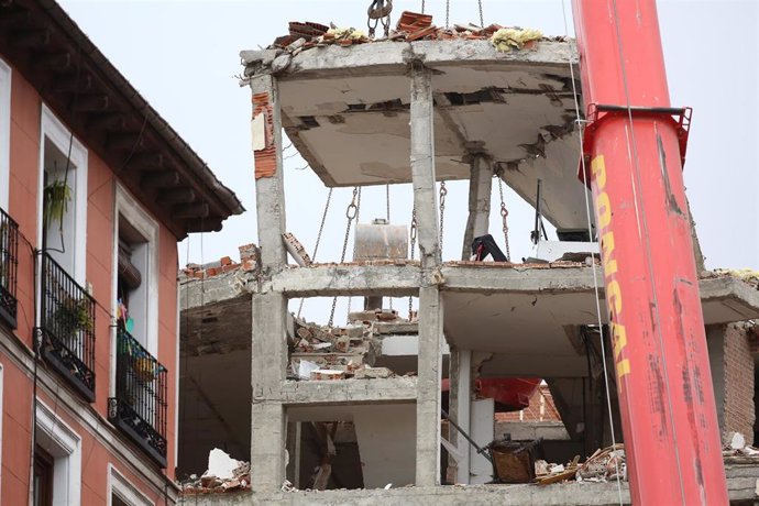 Maletas y objetos personales de una de las plantas del edificio que el pasado miércoles sufrió una explosión, en la calle Toledo, Madrid, (España), a 23 de enero de 2021. 