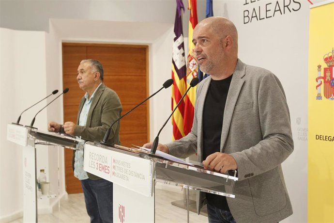 (I-D) El secretario general de UGT y el de CCOO, Pepe Álvarez y Unai Sordo, ofrecen declaraciones a los medios de comunicación tras la celebración de la Mesa de diálogo social en la sede de la Presidencia del Govern balear, en Palma de Mallorca, Islas B