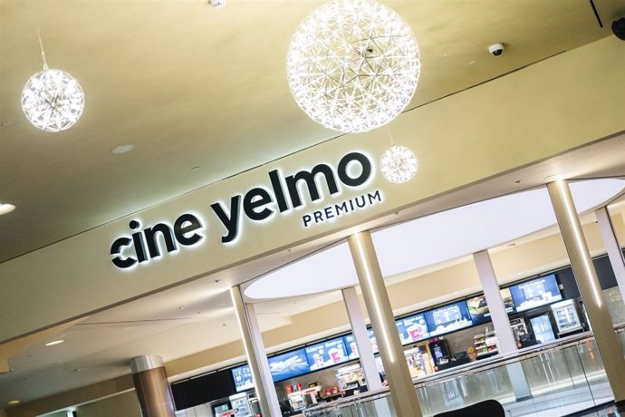 Imagen de la entrada de los nuevos cines Yelmo de Artea, en Leioa (Bizkaia)