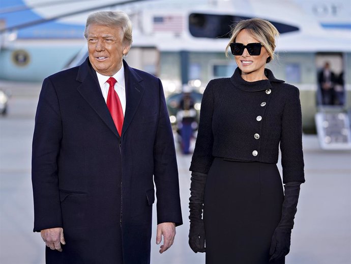 El presidente de los Estados Unidos, Donald Trump, y la primera dama, Melania Trump, durante la ceremonia de despedida en laBasede la Fuerza AéreaAndrews, Maryland, Estados Unidos, a 20 de enero de 2021.