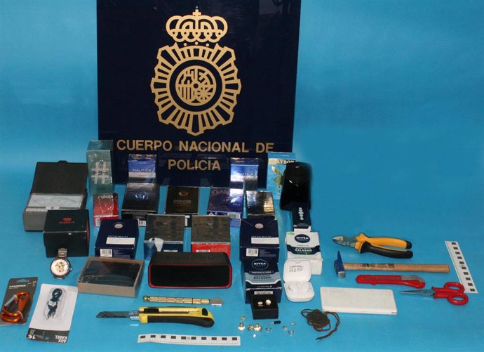 Objetos intervenidos al detenido por el robo de productos en comercios de Gijón