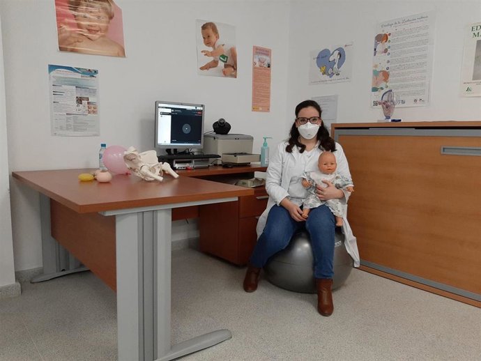 La matrona de la Unidad de Gestión Clínica de Pozoblanco con el material empleado para la formación en Educacion Maternal.