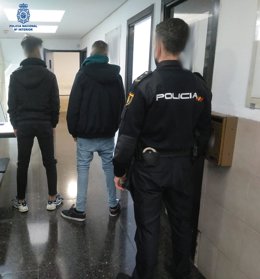 Agentes de la Policía Nacional, junto a los arrestados, en dependencias policiales.