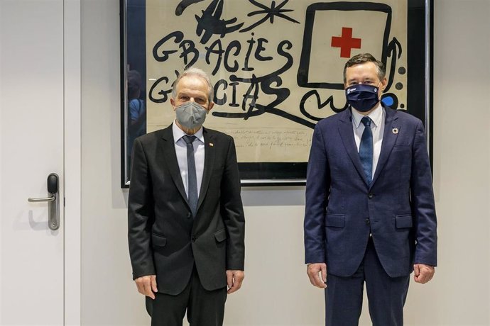 El presidente de Cruz Roja en Catalunya, Josep Quitet, y el presidente de Agbar, Ángel Simón, al recibir Agbar la Distinción de Honor
