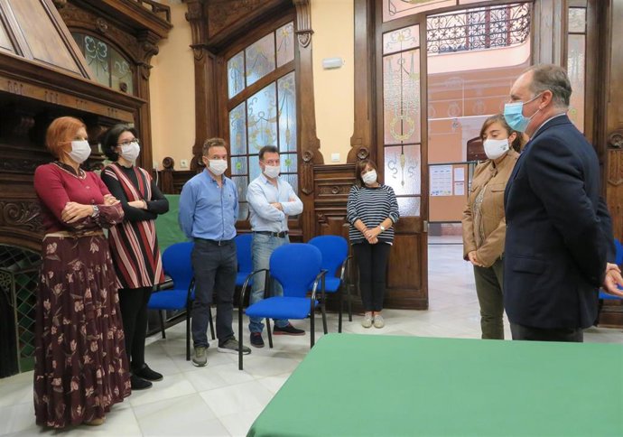 El delegado de Empleo, Antonio Augustín, destaca la programación del IAJ.