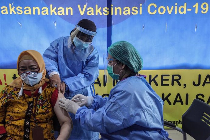 Imagen de archivo de una señora vacunándose contra la COVID-19 en Indonesia. 
