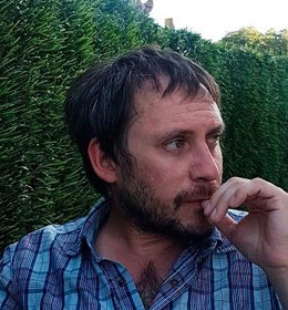 El gestor cultural Alberto Rodríguez, autor de la novela 'Cielos clausurados'