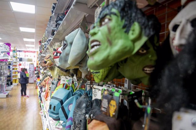 Pasillo de una tienda de disfraces con máscaras en una tienda, en Madrid (España) a 20 de febrero de 2020.