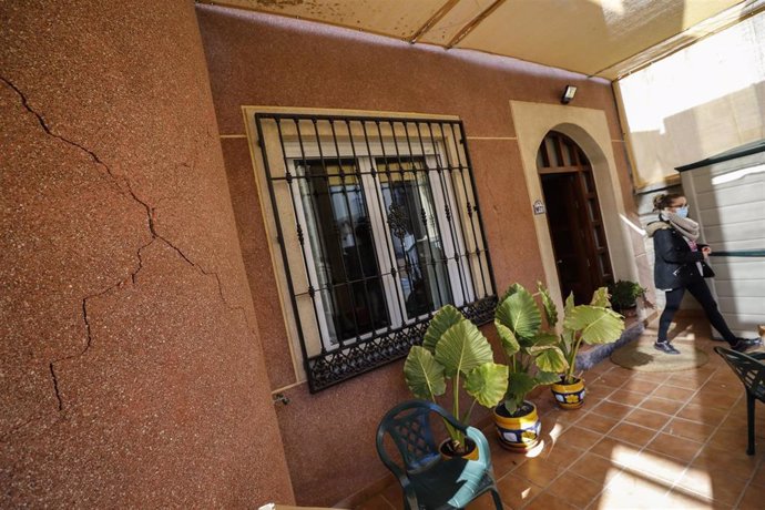Grietas en una vivienda tras el terremoto de 4.4 grados con epicentro en Santa Fe del pasado sábado