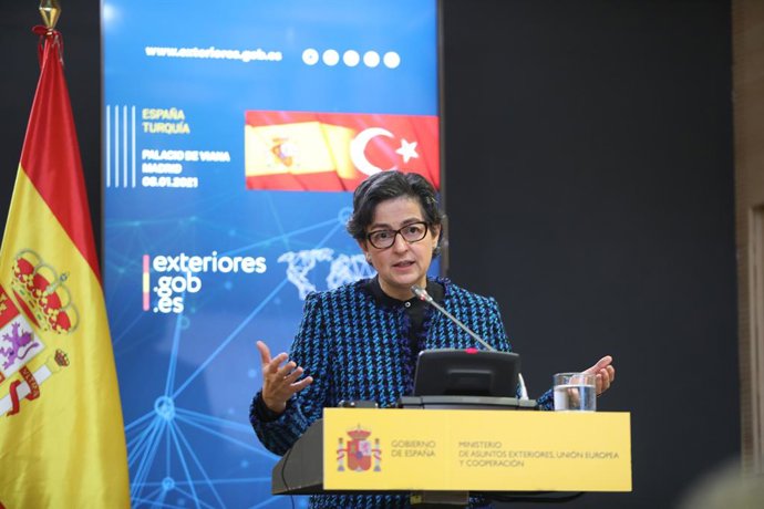 La ministra de Asuntos Exteriores, Unión Europea y Cooperación, Arancha González Laya durante una rueda de prensa conjunta con el ministro de Asuntos Exteriores de la República de Turquía, Mevlüt avusoglu en el Palacio de Viana, en Madrid (España), a 8
