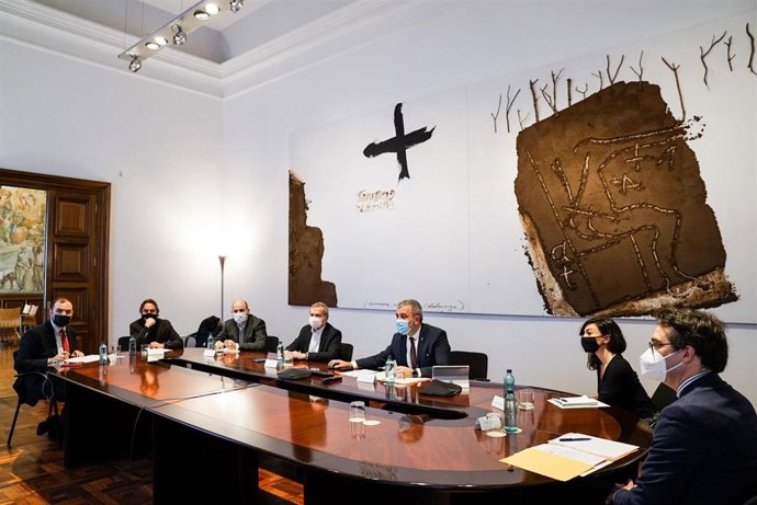 El primer teniente de alcalde de Barcelona, Jaume Collboni, se reúne con representantes de las cámaras de comercio y oficinas comerciales