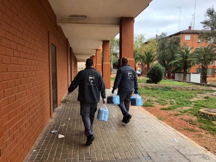 Personal de la empresa pública de Paterna entregando pañales