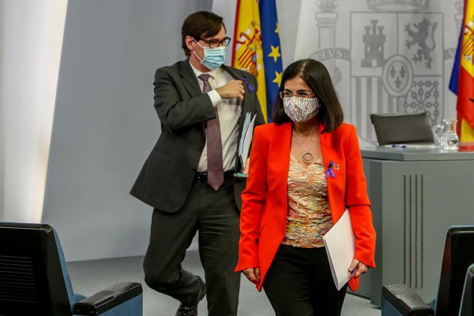 (I-D) El ministro de Sanidad, Salvador Illa, y la ministra de Política Territorial y Función Pública, Carolina Darias, tras ofrecer una rueda de prensa después del Consejo Interterritorial del Sistema Nacional de Salud, en Madrid (España), a 25 de novie
