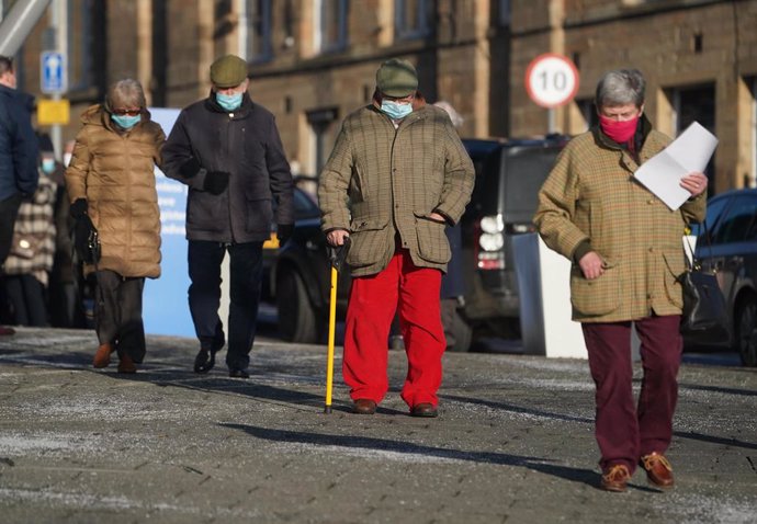 12 January 2021, England, Newcastle: People queue outside the UK National Health Service (NHS) vaccine centre to receive their injection of a coronavirus (COVID-19) vaccine at the Centre for Life. Photo: Owen Humphreys/PA Wire/dpa