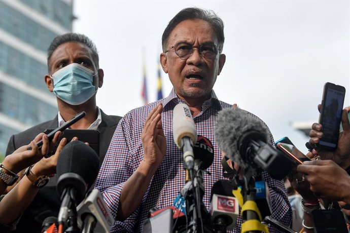 16 October 2020, Malaysia, Kuala Lumpur: Malaysian Opposition Leader Anwar Ibrahim speaks to media outside the Bukit Aman Police Headquarters after being questioned by police over a leaked list of parliamentarians purportedly showing him having the supp