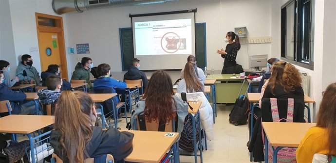 Imagen de una de las charlas con alumnado