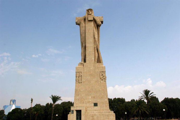 Vista del Monumento a Colón en Huelva