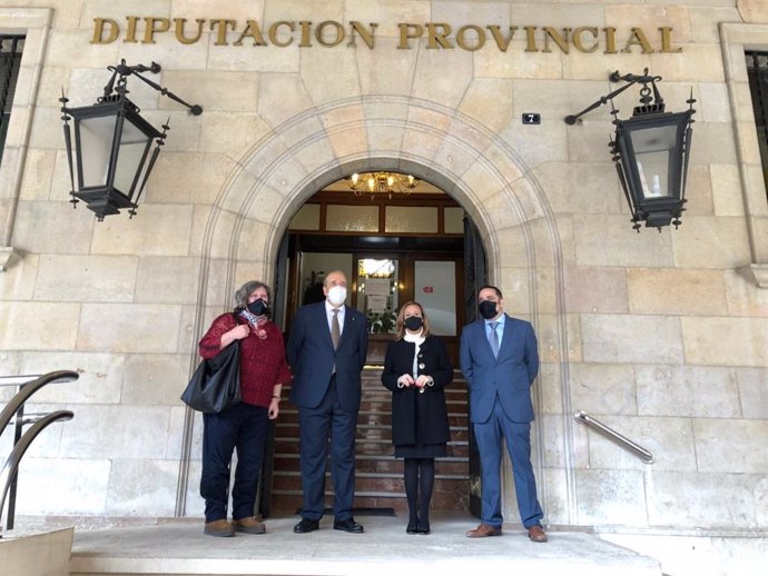 La consejera de Presidencia del Gobierno de Aragón, Mayte Pérez, ha visitado la Diputación de Teruel