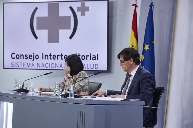 El ministro de Sanidad, Salvador Illa (d), y la ministra de Política Territorial y Función Pública, Carolina Darias (i), ofrecen una rueda de prensa tras el Consejo Interterritorial del Sistema Nacional de Salud, en Madrid (España), a 16 de diciembre.